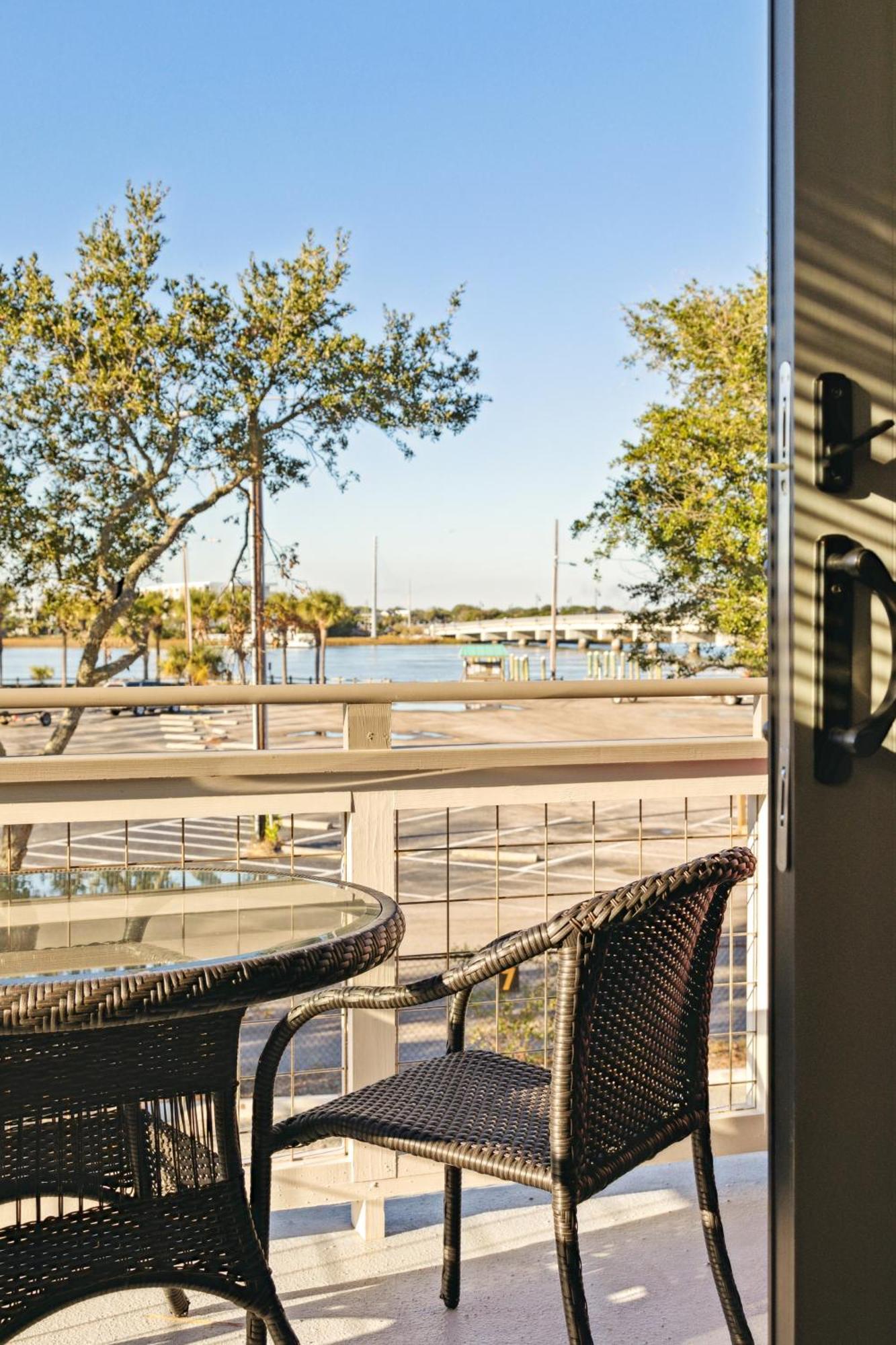 Hotel Folly With Marsh And Sunset Views フォーリービーチ エクステリア 写真